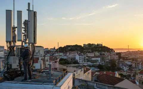 Fotorealistische 5G-Mobilfunkantenne in Lissabon symbolisiert NOS SGPS SA (ISIN PTZON0AM0006) und portugiesische Telekommunikationsinfrastruktur eindrucksvoll - Foto: THN
