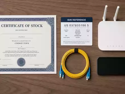 Flatlay mit Aktienzertifikat und Router visualisiert Kapitalanlage NOS SGPS SA mit Kennung PTZON0AM0006 anschaulich - Foto: THN