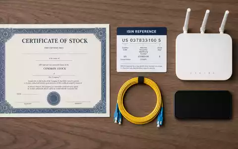 Flatlay mit Aktienzertifikat und Router visualisiert Kapitalanlage NOS SGPS SA mit Kennung PTZON0AM0006 anschaulich - Foto: THN