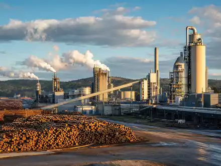 Fotorealistische Zellstofffabrik mit Dampf zeigt The Navigator Company, ISIN PTNVG0AE0000, produzierend in Portugal - Foto: THN