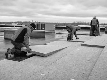 Schwarzweiß-Reportagefoto zeigt Dachdämmung mit Steinwolle, symbolisiert Kerngeschäft von Rockwool A/S, ISIN DK0010219153 - Foto: THN