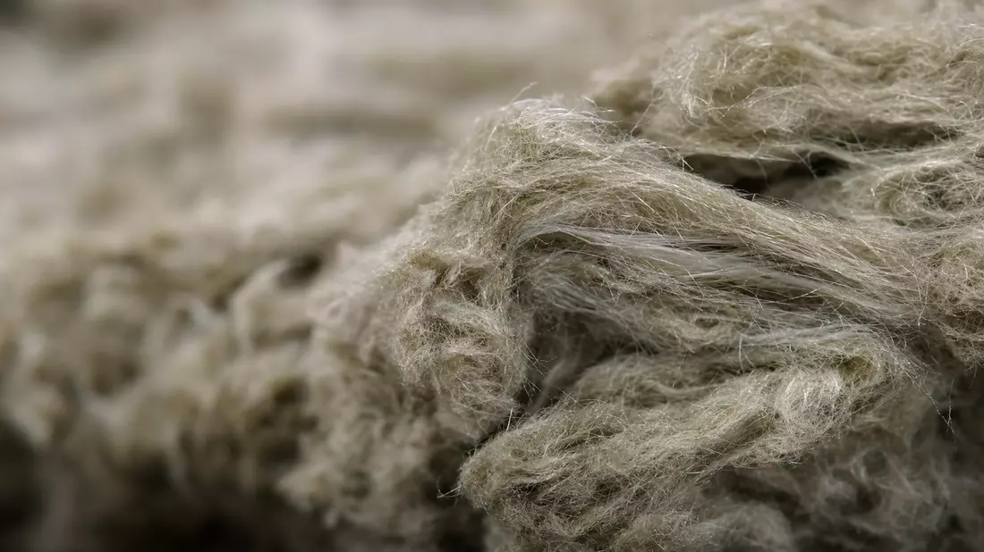 Extreme Makroaufnahme feiner grau-beiger Basaltmineralfasern mit texturierter Oberfläche