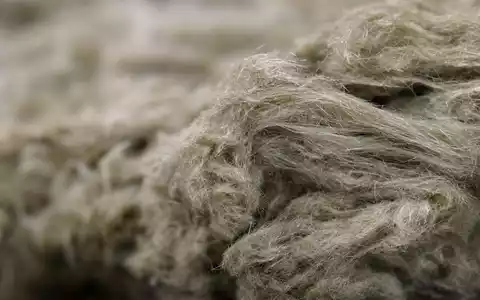 Makroaufnahme feiner Basaltfasern zeigt Rohmaterial hinter Produkten von Rockwool A/S, ISIN DK0010219153 - Foto: THN