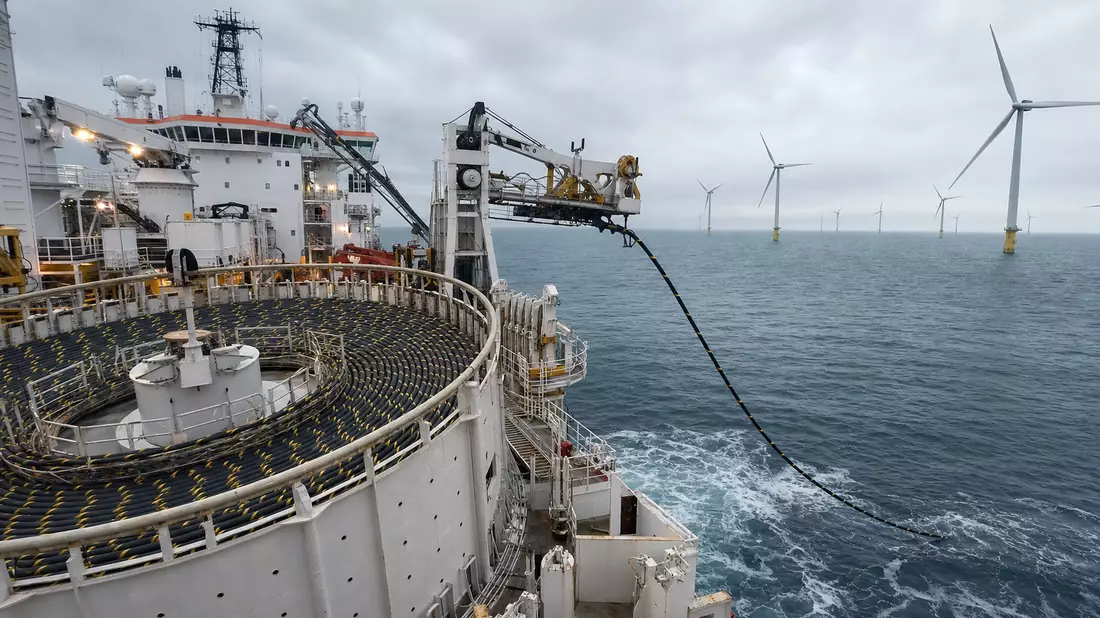 Kabelverlegeschiff spult Seekabel vor Offshore-Windpark, Bezug NKT A/S DK0010287663