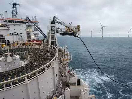 NKT A/S (ISIN DK0010287663) verlegt Hochspannungs-Seekabel per Spezialschiff nahe einem Offshore-Windpark in der Nordsee - Foto: THN