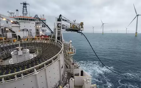 NKT A/S (ISIN DK0010287663) verlegt Hochspannungs-Seekabel per Spezialschiff nahe einem Offshore-Windpark in der Nordsee - Foto: THN