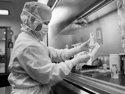 Medios AG (DE000A1MMCC8) stellt patientenindividuelle Infusionen in einer sterilen Reinraum-Umgebung dokumentarisch dar - Foto: THN
