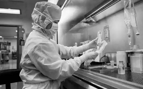 Medios AG (DE000A1MMCC8) stellt patientenindividuelle Infusionen in einer sterilen Reinraum-Umgebung dokumentarisch dar - Foto: THN