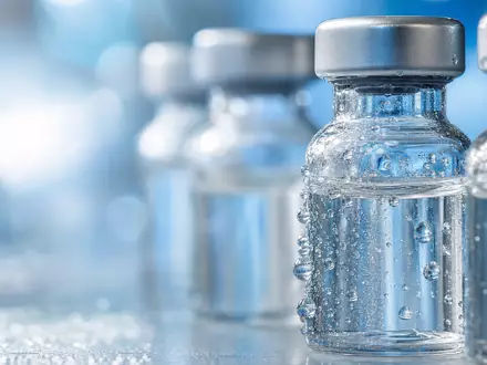 Medios AG (DE000A1MMCC8) steht sinnbildlich für pharmazeutische Präzision, gezeigt in einer Makroaufnahme von Glasfläschchen - Foto: THN