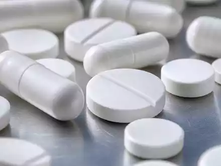 Makroaufnahme unbeschrifteter Tabletten steht sinnbildlich für Produktsegment von McKesson Corporation ISIN US58155Q1031 im Detail - Foto: THN