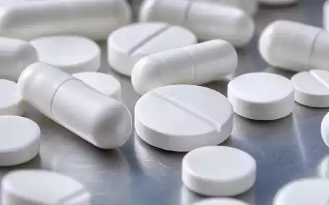 Makroaufnahme unbeschrifteter Tabletten steht sinnbildlich für Produktsegment von McKesson Corporation ISIN US58155Q1031 im Detail - Foto: THN