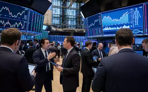 Börsen-Editorial-Foto vom Trading-Floor mit Charts symbolisiert Börsennotierung von McKesson Corporation ISIN US58155Q1031 an der NYSE - Foto: THN