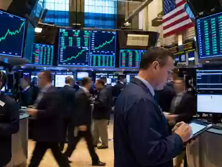 Börsen-Editorial vom Trading-Floor mit Kursdiagrammen visualisiert McCormick & Company (ISIN US5797802064) an der NYSE - Foto: THN