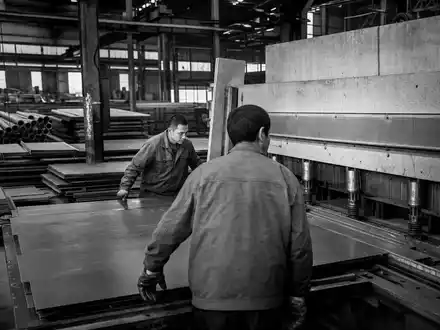 Schwarzweiße Reportage zeigt Stahlverarbeitung, passend zu Klöckner & Co, ISIN DE000KC01000, im Metallhandel - Foto: THN