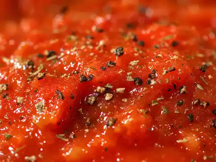 Makroaufnahme von Gewürzkörnern und Tomatensauce für Kraft Heinz, Aktie ISIN US5007541064, extreme Nahaufnahme - Foto: THN
