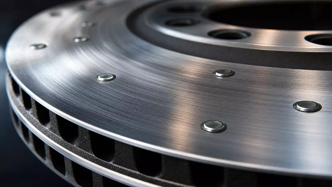 Extreme Nahaufnahme einer belüfteten Bremsscheibe mit feinen Metallrillen
