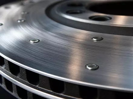 Makroaufnahme einer gebürsteten Metall-Bremsscheibe steht für Knorr-Bremse AG, Aktie mit ISIN DE000KBX1006 an der Börse - Foto: THN