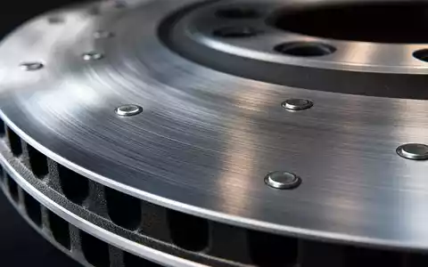 Makroaufnahme einer gebürsteten Metall-Bremsscheibe steht für Knorr-Bremse AG, Aktie mit ISIN DE000KBX1006 an der Börse - Foto: THN