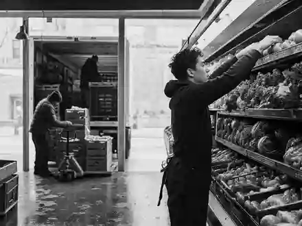 Kroger Co., ISIN US5010441013, zeigt dokumentarisch einen Mitarbeiter beim Einräumen frischer Ware am Morgen - Foto: THN