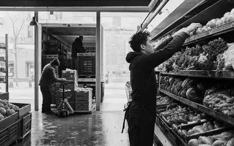 Kroger Co., ISIN US5010441013, zeigt dokumentarisch einen Mitarbeiter beim Einräumen frischer Ware am Morgen - Foto: THN