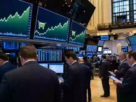 Kroger Co. mit ISIN US5010441013 notiert an der NYSE, editorial gezeigt am Trading-Floor mit Einzelhandels-Charts - Foto: THN