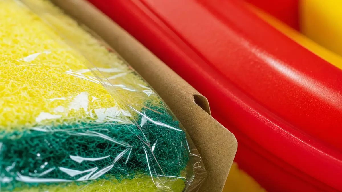 Makro-Nahaufnahme bunter Kunststoff- und Zellophanverpackungen aus dem Einzelhandel