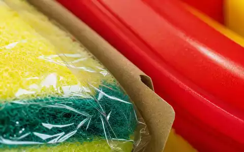 Dollar Tree Inc. Makro Detail bunter Kunststoff Verpackungen aus dem Discount Einzelhandel US2567461080 - Foto: THN