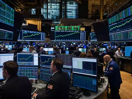 Dollar Tree Inc. NYSE Handelssaal mit aktiven Haendlern und Einzelhandels Boersencharts auf Monitoren US2567461080 - Foto: THN