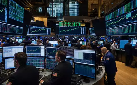 Dollar Tree Inc. NYSE Handelssaal mit aktiven Haendlern und Einzelhandels Boersencharts auf Monitoren US2567461080 - Foto: THN