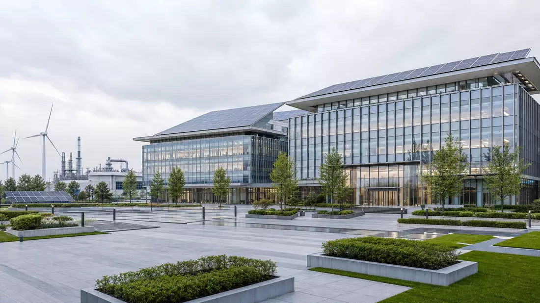 Architektur-CGI eines modernen Energiekonzern-Campus mit Glas-Stahl-Gebäuden und Solarpanelen