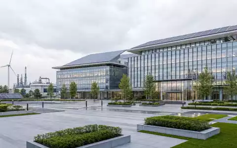 Dominion Energy moderner Unternehmenspark mit Solarpanelen auf Glasdach als professionelle Architekturvisualisierung US25746U1097 - Foto: THN