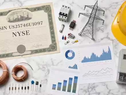 Dominion Energy Aktienzertifikat ISIN US25746U1097 mit Kupferdrähten Schutzhelm Strommasten und NYSE Energiediagrammen auf Marmor - Foto: THN