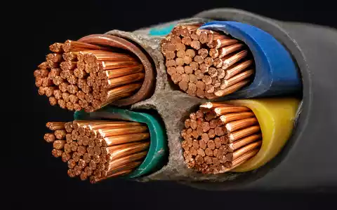 Dominion Energy Kupferstromkabel Querschnitt Makroaufnahme mit farbigen Isolierungen im Studiolicht auf dunklem Hintergrund US25746U1097 - Foto: THN