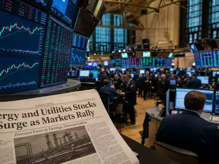 Dominion Energy NYSE-Handelssaal mit Energiesektor-Charts auf Großbildschirmen aktiven Börsenhändlern und Tageslicht US25746U1097 - Foto: THN
