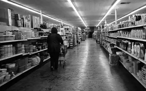 Dollar General Laden in dokumentarischem Schwarzweiß zeigt Einkaufsgang der ISIN US2566771059 Aktie - Foto: THN