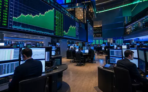 Trimble Inc. (US8962391058) im Börsen-Editorial: NASDAQ-Handelssaal mit Kurscharts und Technologie-Sektordaten auf Bildschirmen - Foto: THN