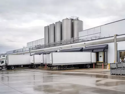 Fotorealistische Aufnahme eines Fleischverarbeitungsbetriebs zeigt Tyson Foods Inc. (US9024941034) und dessen industrielle Logistikprozesse - Foto: THN
