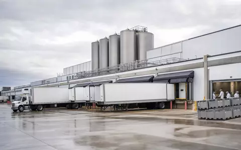 Fotorealistische Aufnahme eines Fleischverarbeitungsbetriebs zeigt Tyson Foods Inc. (US9024941034) und dessen industrielle Logistikprozesse - Foto: THN