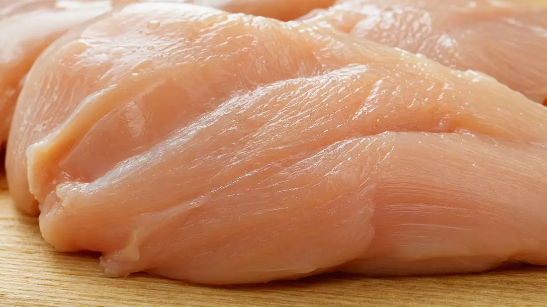 Makroaufnahme von rohem Hühnerfleisch mit feiner Fasertextur