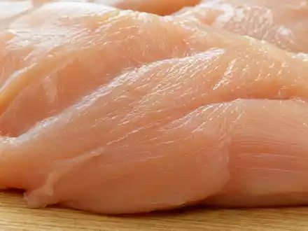 Makroaufnahme von rohem Geflügelfleisch zeigt die Rohstoffbasis des Unternehmens Tyson Foods Inc., ISIN US9024941034, detailreich - Foto: THN