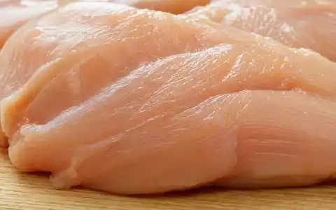 Makroaufnahme von rohem Geflügelfleisch zeigt die Rohstoffbasis des Unternehmens Tyson Foods Inc., ISIN US9024941034, detailreich - Foto: THN