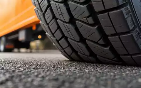 Makroaufnahme relevant für U-Haul Holding Co. zeigt LKW-Reifenprofil auf Asphalt in Detailschärfe, ISIN US02744A1097 - Foto: THN
