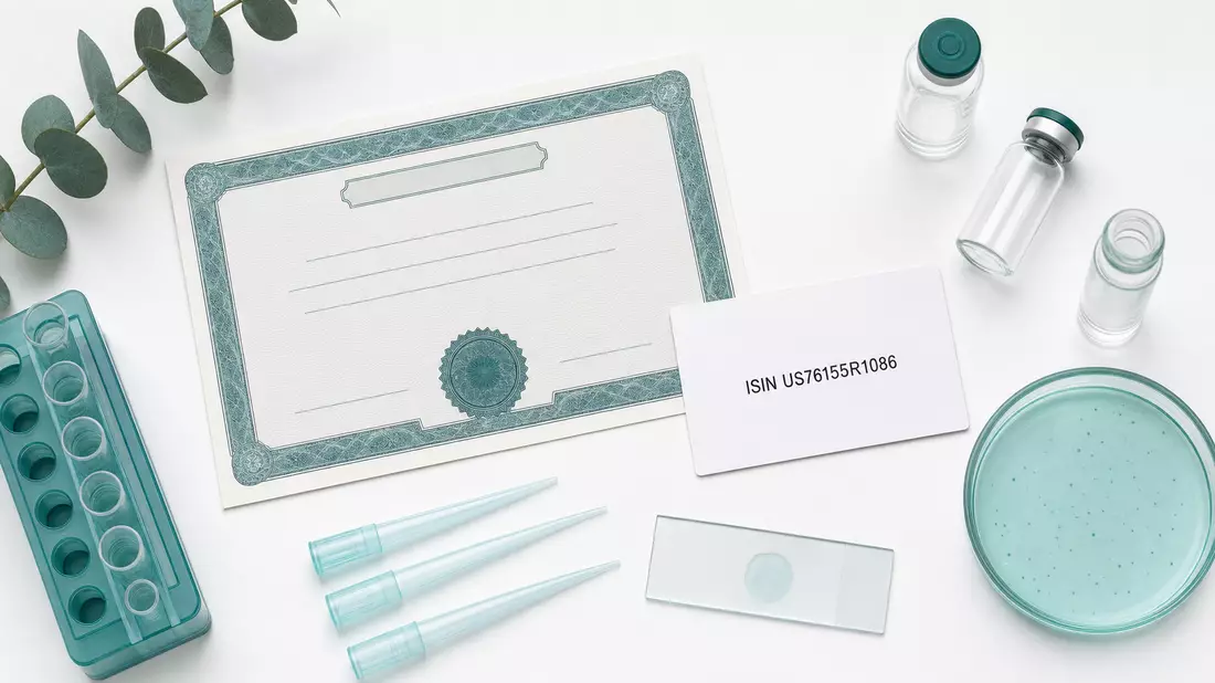 Flatlay mit Aktienzertifikat, ISIN-Karte, Reagenzgläsern und Pipetten
