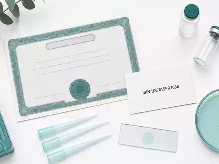 Flatlay-Arrangement mit Aktienzertifikat und ISIN-Karte repräsentiert Revvity Inc. (ISIN US76155R1086) neben Laborutensilien - Foto: THN