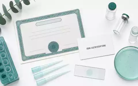 Flatlay-Arrangement mit Aktienzertifikat und ISIN-Karte repräsentiert Revvity Inc. (ISIN US76155R1086) neben Laborutensilien - Foto: THN