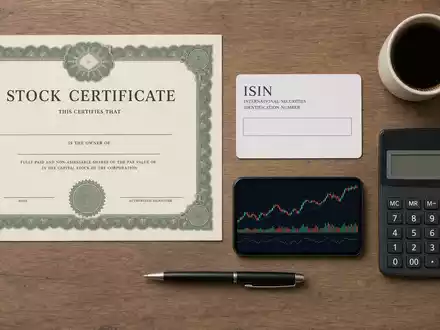 Robinhood Markets US7707031024 arrangiert Flatlay mit Aktienzertifikat, ISIN-Karte, Smartphone-Charts, Taschenrechner und Kaffeetasse - Foto: THN