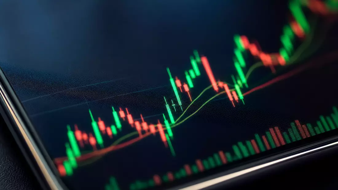 Extreme Nahaufnahme eines Displays mit leuchtenden grünen und roten Kerzenchart-Balken