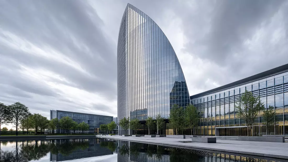 Architektur-CGI-Render des modernen Glasturms als Franklin Resources Hauptquartier mit Spiegelteich