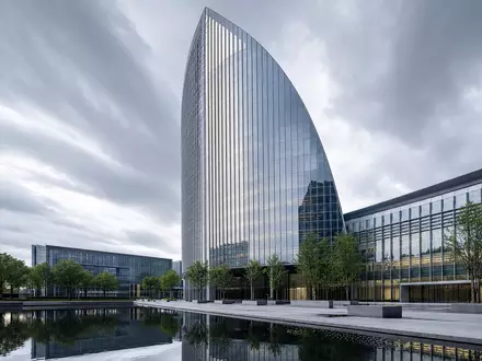 Franklin Resources US3546131018 Firmenzentrale als modernes Glasgebäude architektonisches CGI-Render mit Spiegelteich und Bäumen - Foto: THN