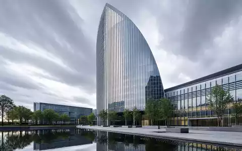 Franklin Resources US3546131018 Firmenzentrale als modernes Glasgebäude architektonisches CGI-Render mit Spiegelteich und Bäumen - Foto: THN